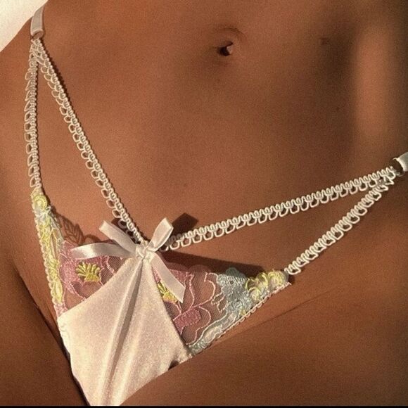 Sexy Floral Embroidered Lingerie Set - Picture 2 of 8